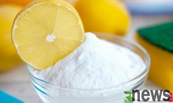 Use baking soda to remove oil stains in the kitchen, which is cheap and does not damage your hands and is effective in clearing dirt.