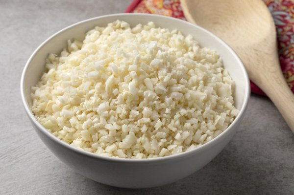 A substitute for white rice, cauliflower rice contains only 1/6 of the sugar and heat content of white rice! Cauliflower meals can be eaten healthy at home